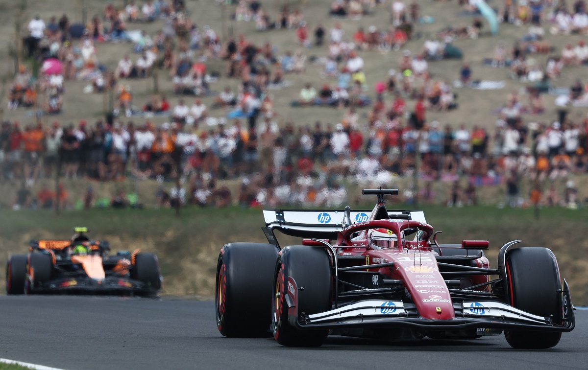 Leclerc por delante de Norris en el último stint de Q3. (Jakub Porzycki / REUTERS)