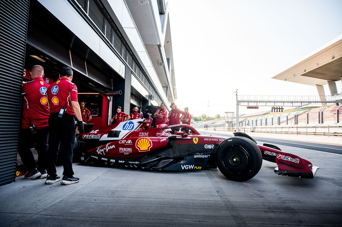 Leclerc rodó en las dos sesiones con un SF-25 adaptado a las específicaciones de 2026. (Pirelli Newsroom)