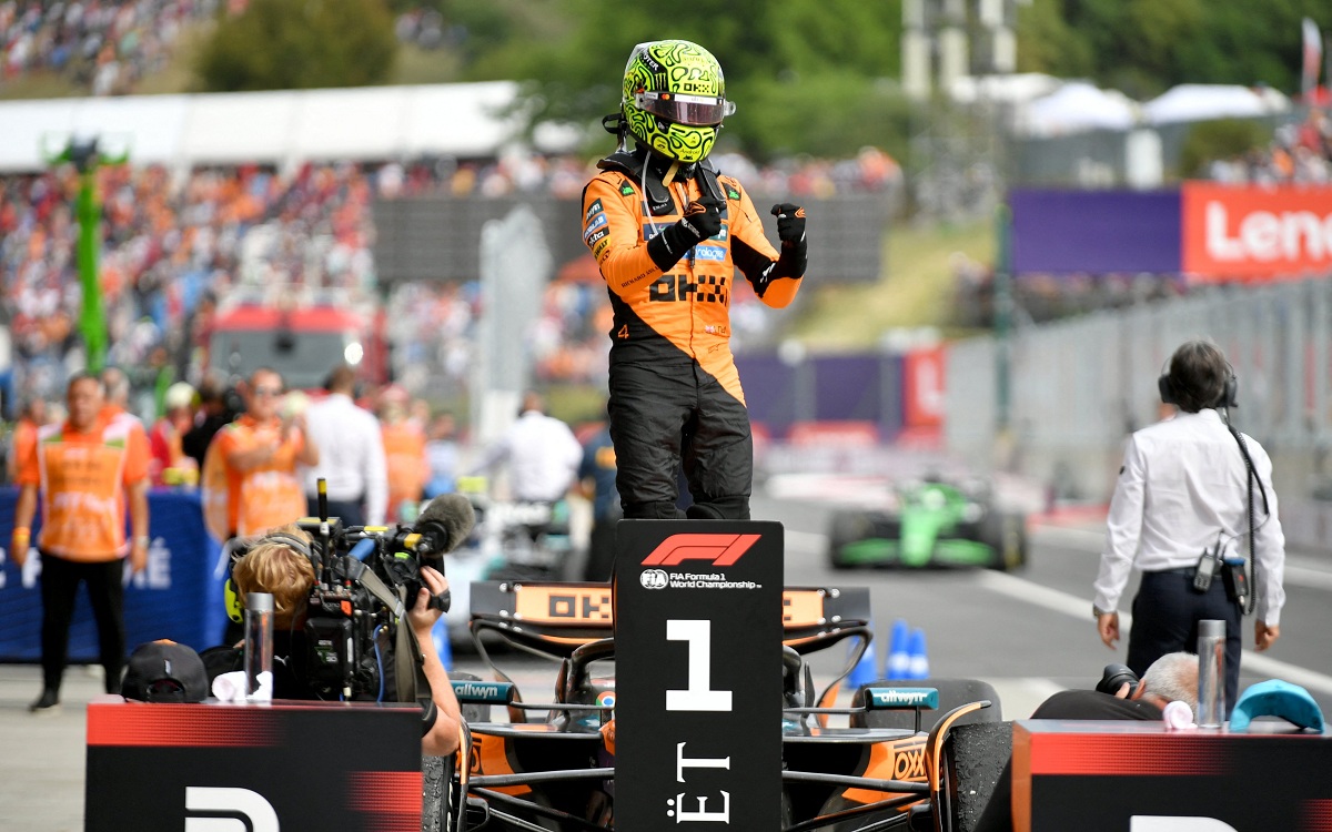 Norris celebra sobre el McLaren en parque cerrado. (F1 / FOM)