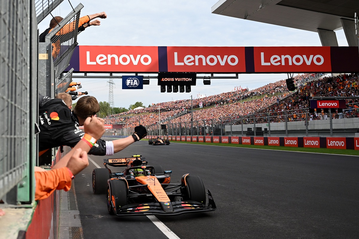 Norris cruza la meta en Hungría con Piastri pisándole los talones. (FIA)