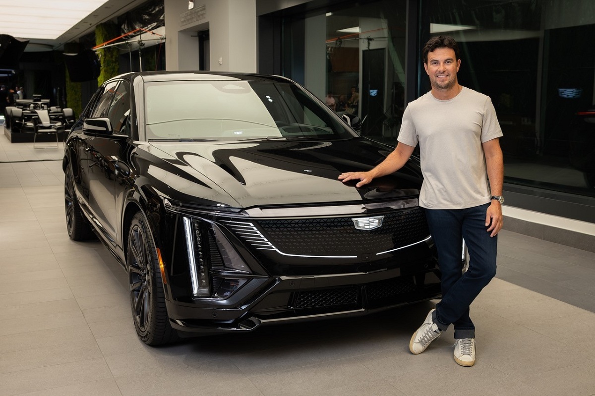 Checo posando junto un Cadillac LYRIQ. (GM News)