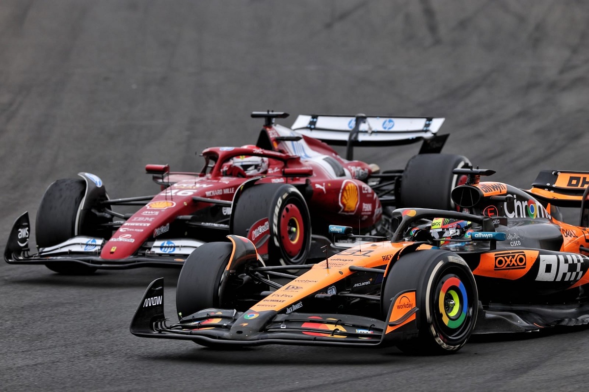 Piastri rebasa a Leclerc en la vuelta 50, la Ferrari comenzaba a desmoronarse. (Laurent Charniaux / XPB Images)