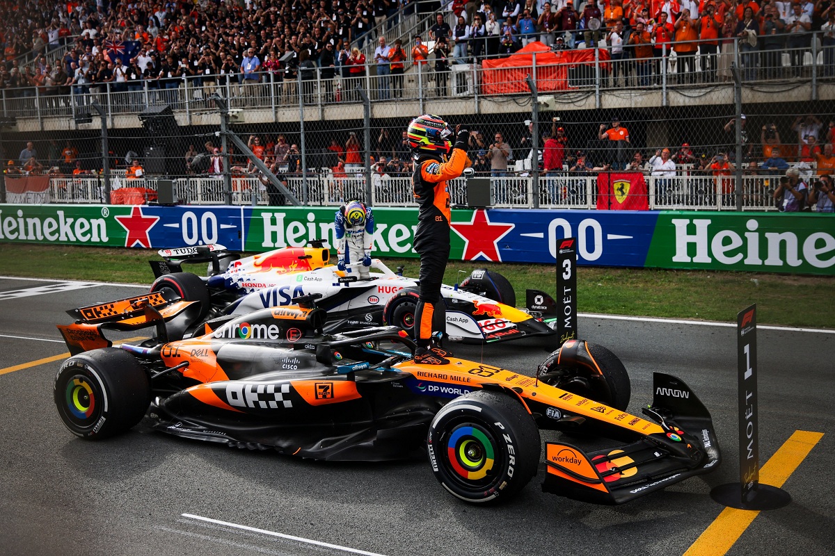 Piastri celebra ante las gradas, de fondo Hadjar que arribó tercero. (FIA)