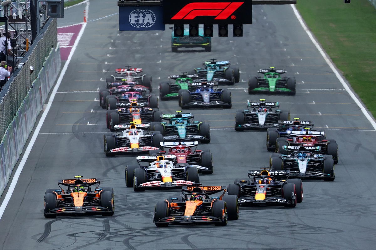 Piastri cubre la cuerda en la salida para evitar un ataque de Norris en Tarzán. (F1 / FOM)