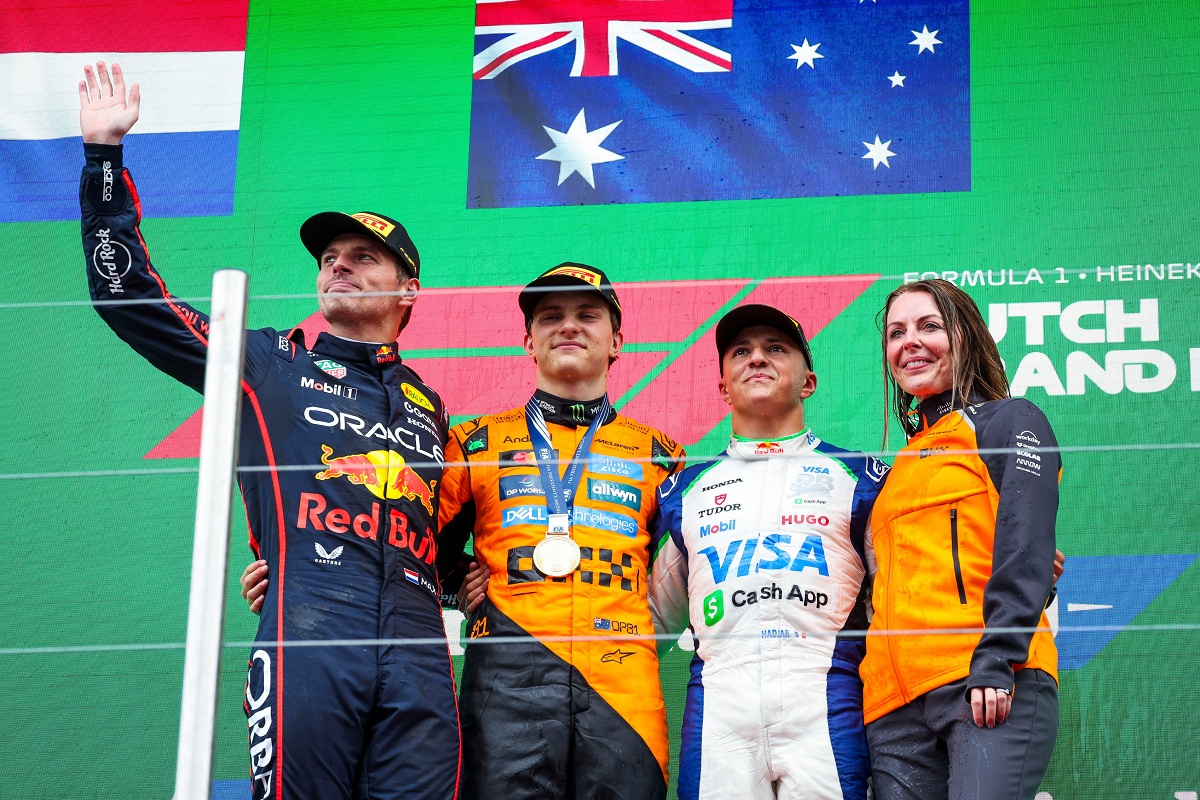 Max saluda a su público en el podio. (FIA)