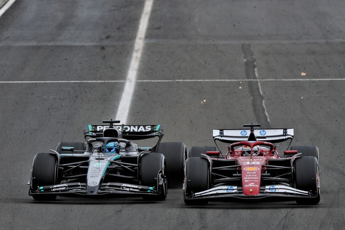 La desesperación por la caída de la Ferrari llevó a Leclerc a encerrar a Russell cuando este lo superaba; fue penalizado con cinco segundos. (Laurent Charniaux / XPB Images)