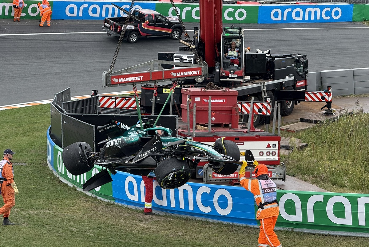 Los comisarios retiran lo que quedó del Aston Martin de Stroll, el canadiense se accidentó en la curva 3. (Xavier Gàzquez)