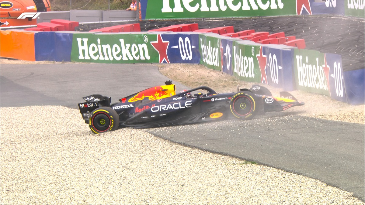 Verstappen se pasó de largo en Tarzán cuando practicaba la salida en el final de la práctica. (Imagen TV / F1TV)