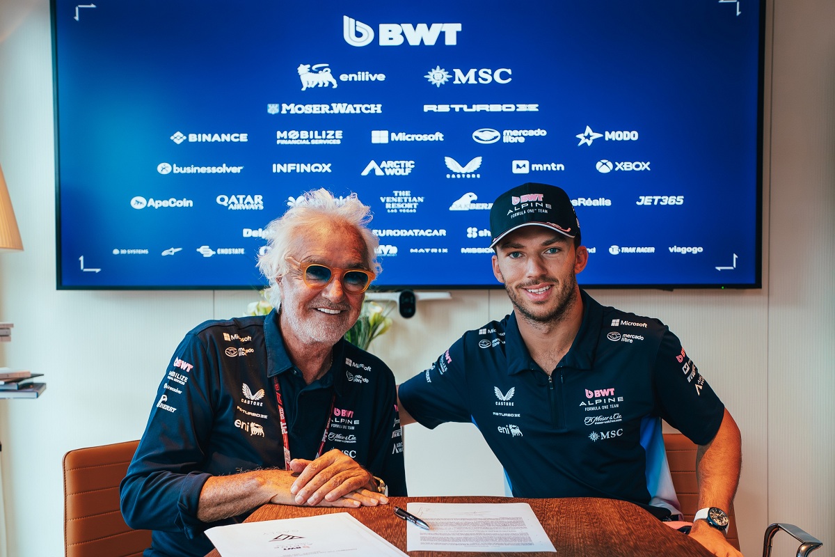 Gasly y Briatore durante la firma de la renovación en el hospitality de Alpine en Monza. (Renault Group)