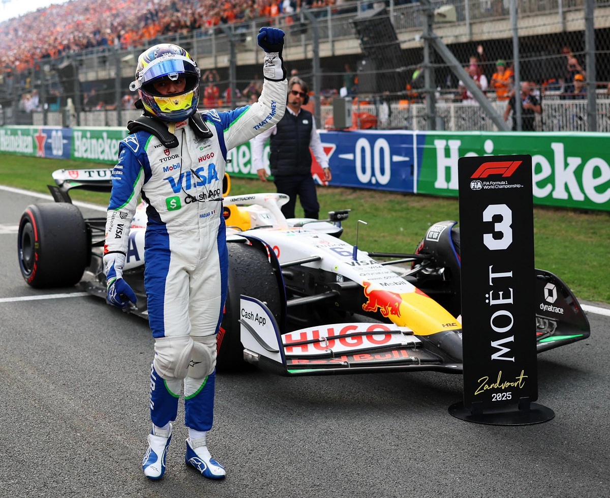 Hadjar, puño en alto, celebrando su primer podio en F1. (Alastair Staley)