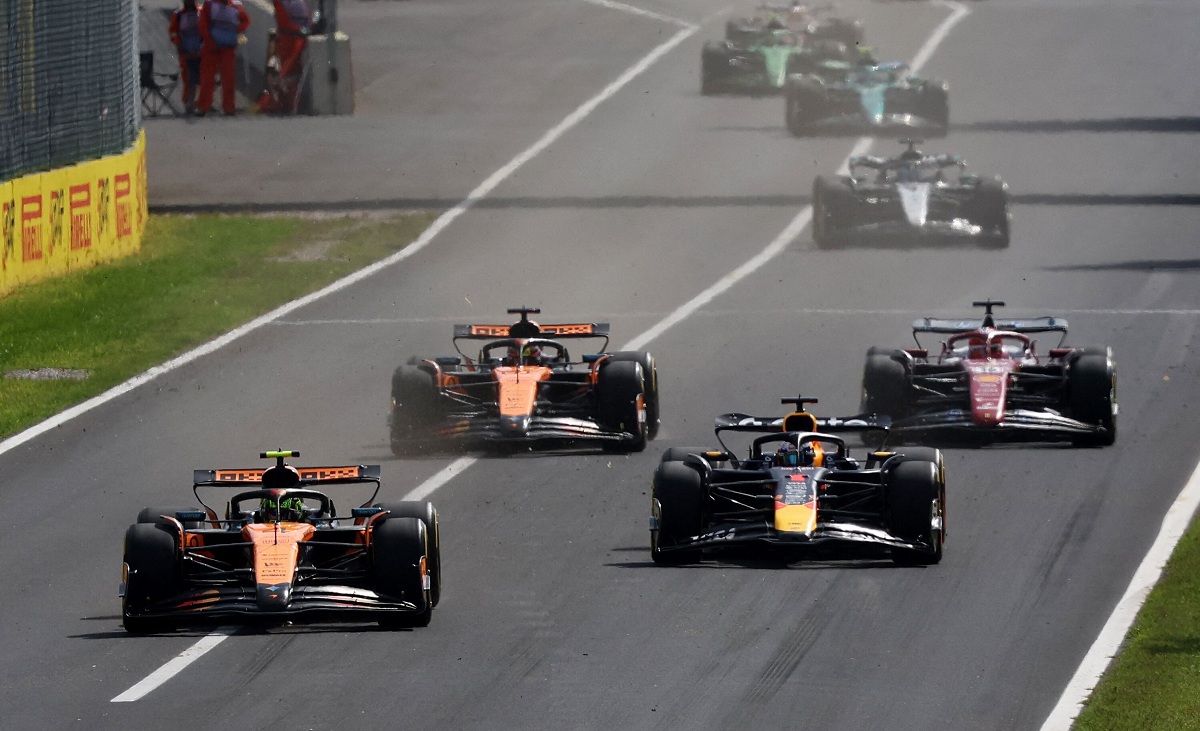 Norris presionado por Verstappen cuando lideró brevemente la carrera. (Jakub Porzycki / REUTERS)