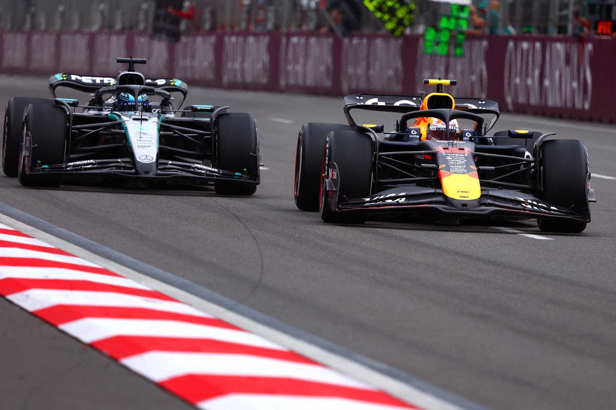 Russell en lucha con Tsunoda, la durabilidad de los neumáticos duros le permitió un overcut a Sainz por la P2. (Clive Rose)