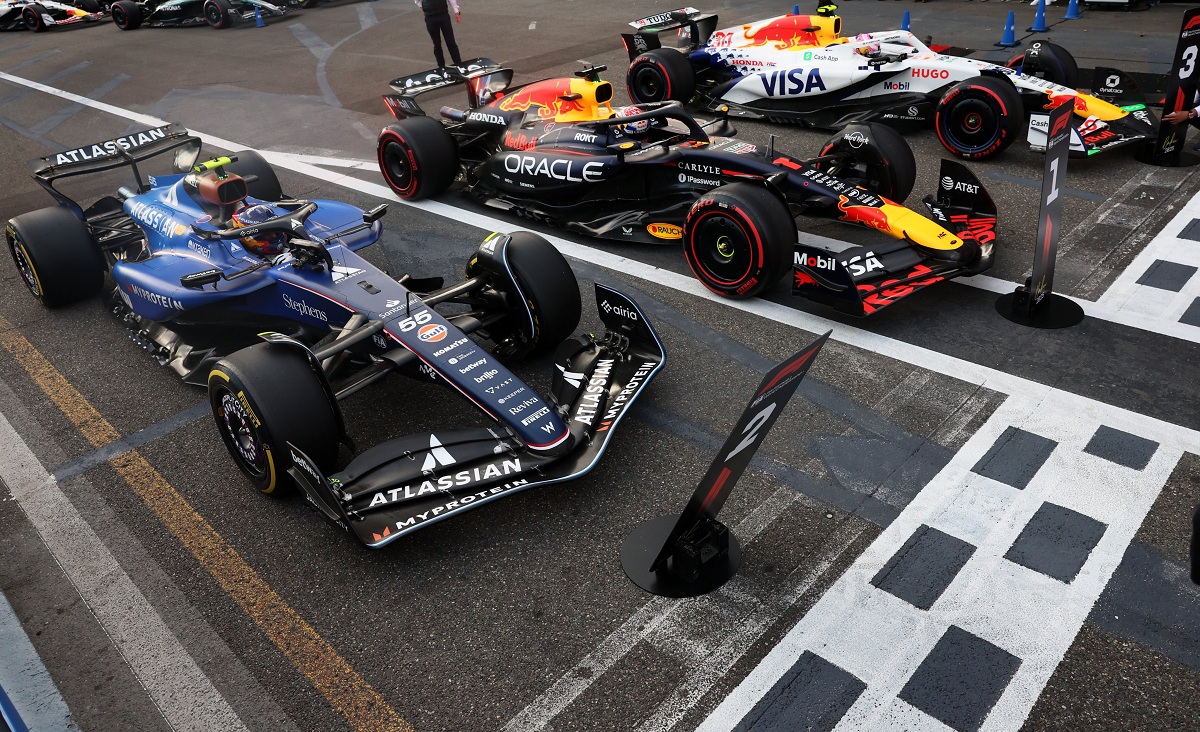 Sainz, Verstappen y Lawson llegan a parque cerrado. (FIA)