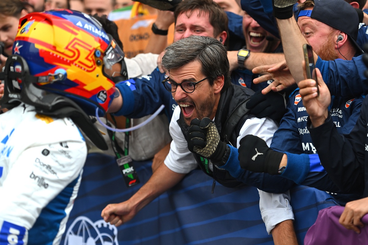Carlos Oñoro, manager y primo de Sainz, lo recibe eufórico en parque cerrado. (Rudy Carezzevoli)