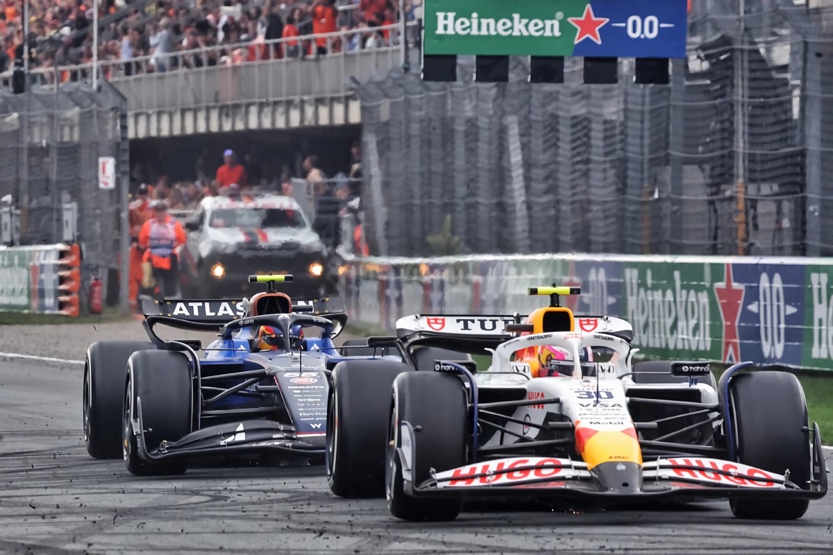 Sainz, tras el relanzamiento por Safety Car, fue tras el neozelandés. (James Bearne / XPB Images)