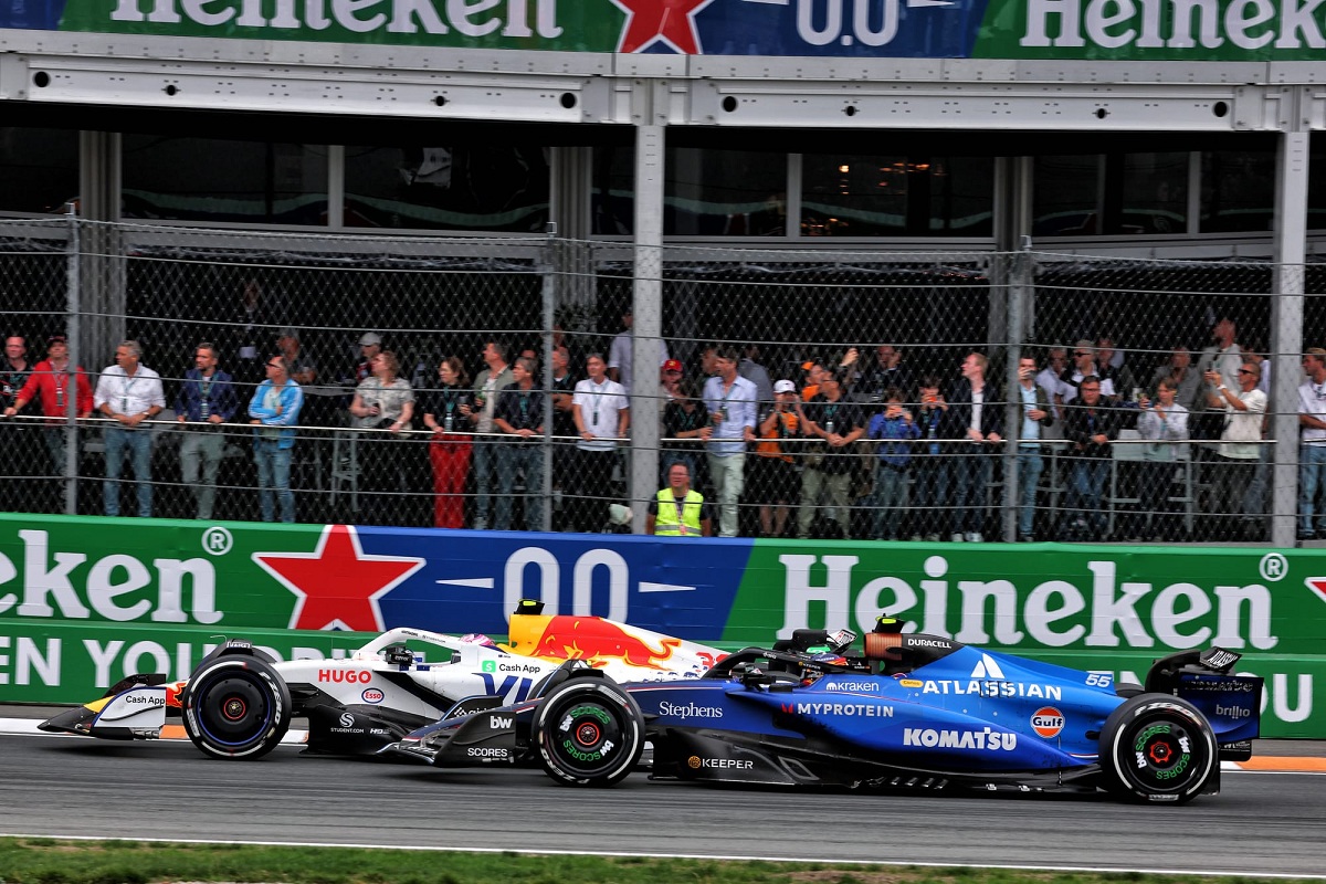 Sainz comienza a ganarle el exterior en Tarzán a Lawson segundos antes del toque. (Russell Batchelor / XPB Images)