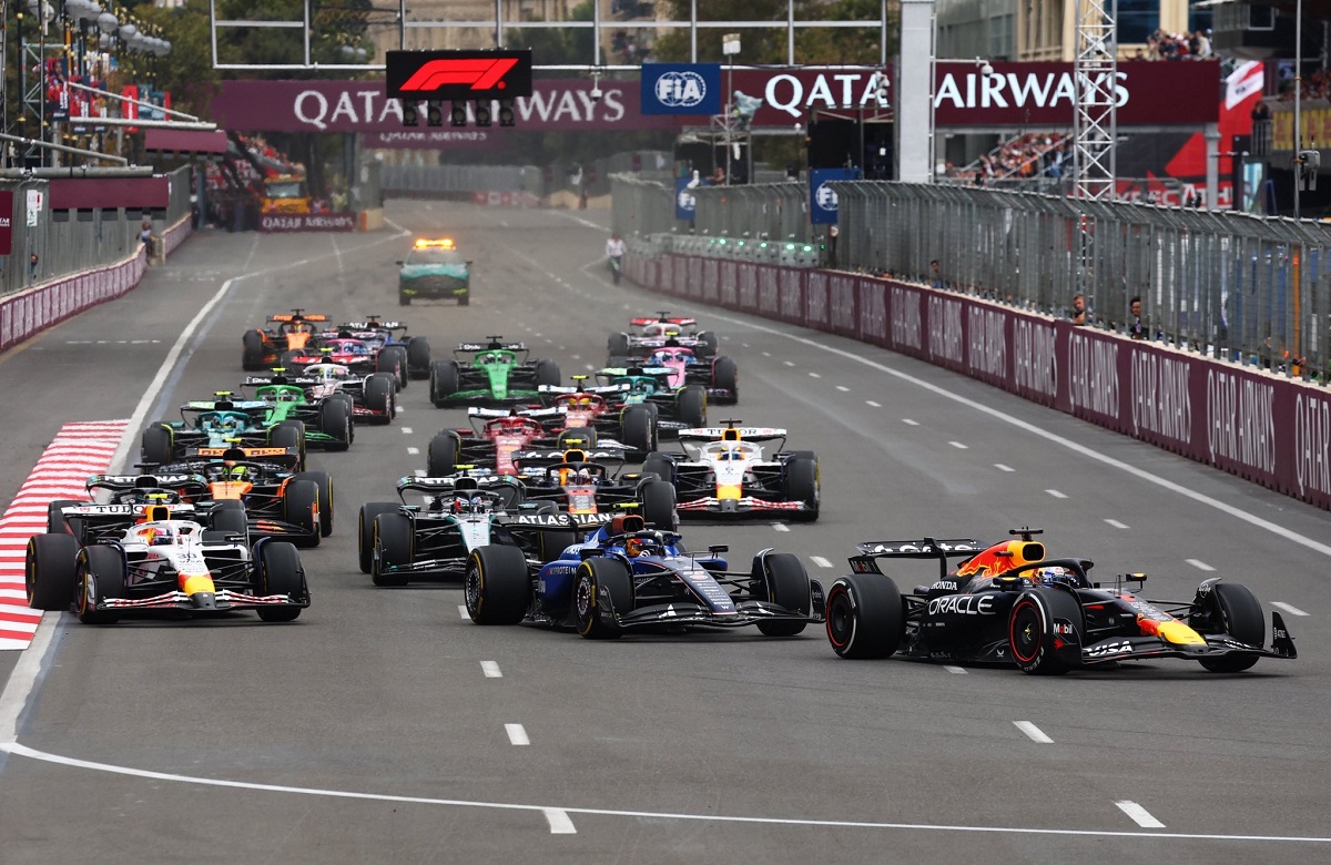 Verstappen gana con facilidad la cuerda mientras Sainz se cubre de Lawson. (Mark Thompson)