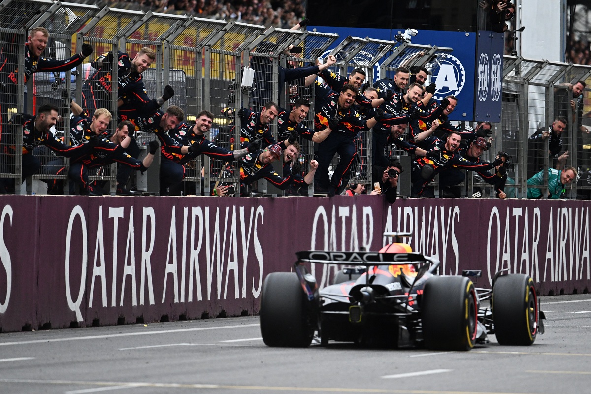 Los mecánicos de Red Bull saludan a Verstappen después de cruzar la meta. (Simon Galloway)