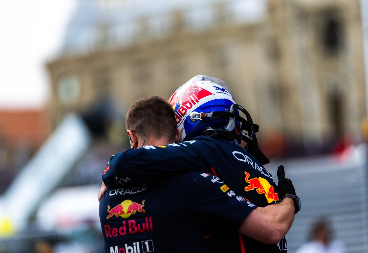 Verstappen se abraza con uno de sus ingenieros en parque cerrado. (Red Bull Content Pool)