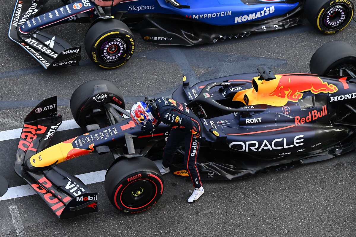 Como lo hiciera Vettel en su tiempo, Max acaricia al Red Bull en parque cerrado. (Red Bull Content Pool)