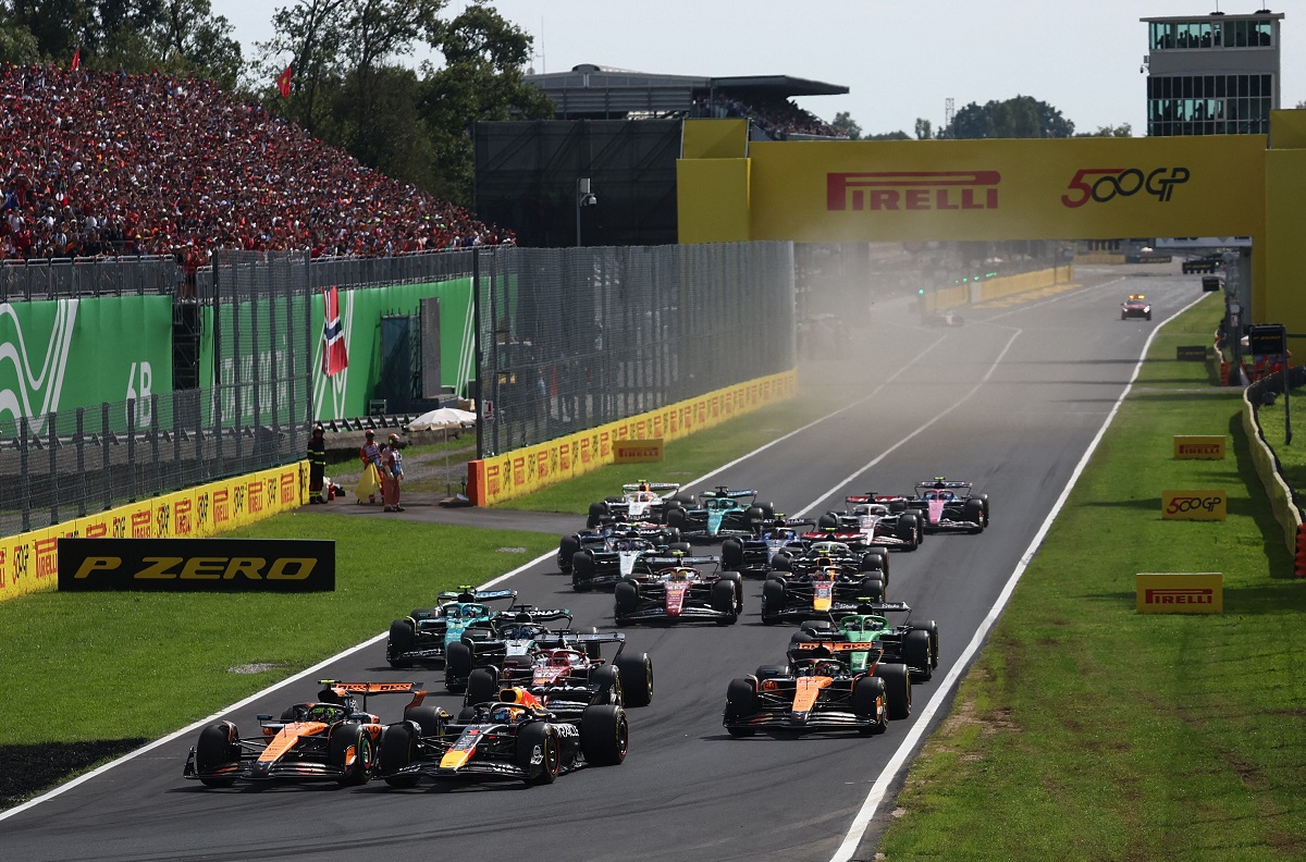 Norris intenta ganar el interno a Verstappen antes de ingresar a la Primera Variante. (Jakub Porzycki / REUTERS)