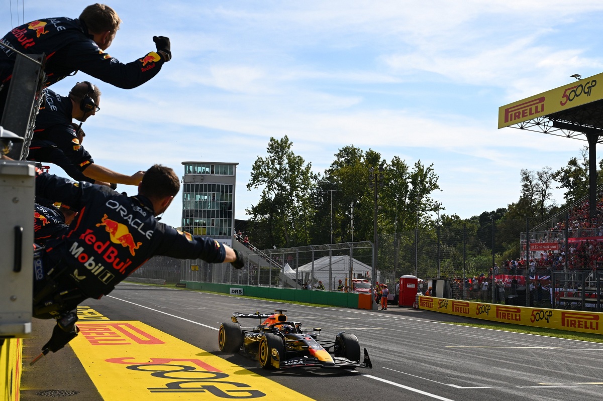 Los mecánicos de Red Bull celebran el paso de Verstappen por la línea de meta. (FIA)
