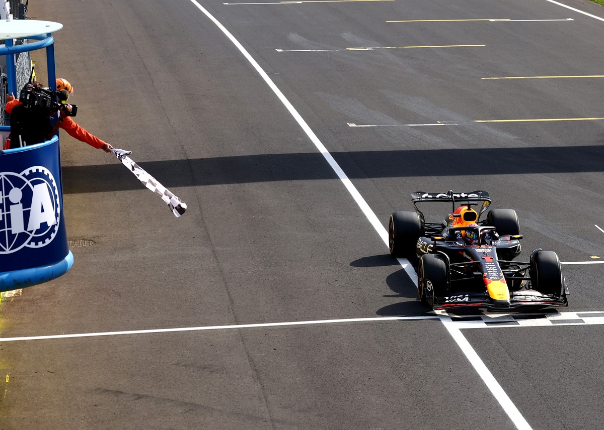 Cae la bandera a cuadros sobre Verstappen, el cuatro veces campeón selló una faena que inició el sábado con la pole. (Red Bull Content Pool)