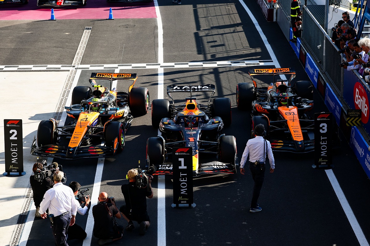 Verstappen llega a parque cerrado escoltado por Norris y Piastri. (FIA)
