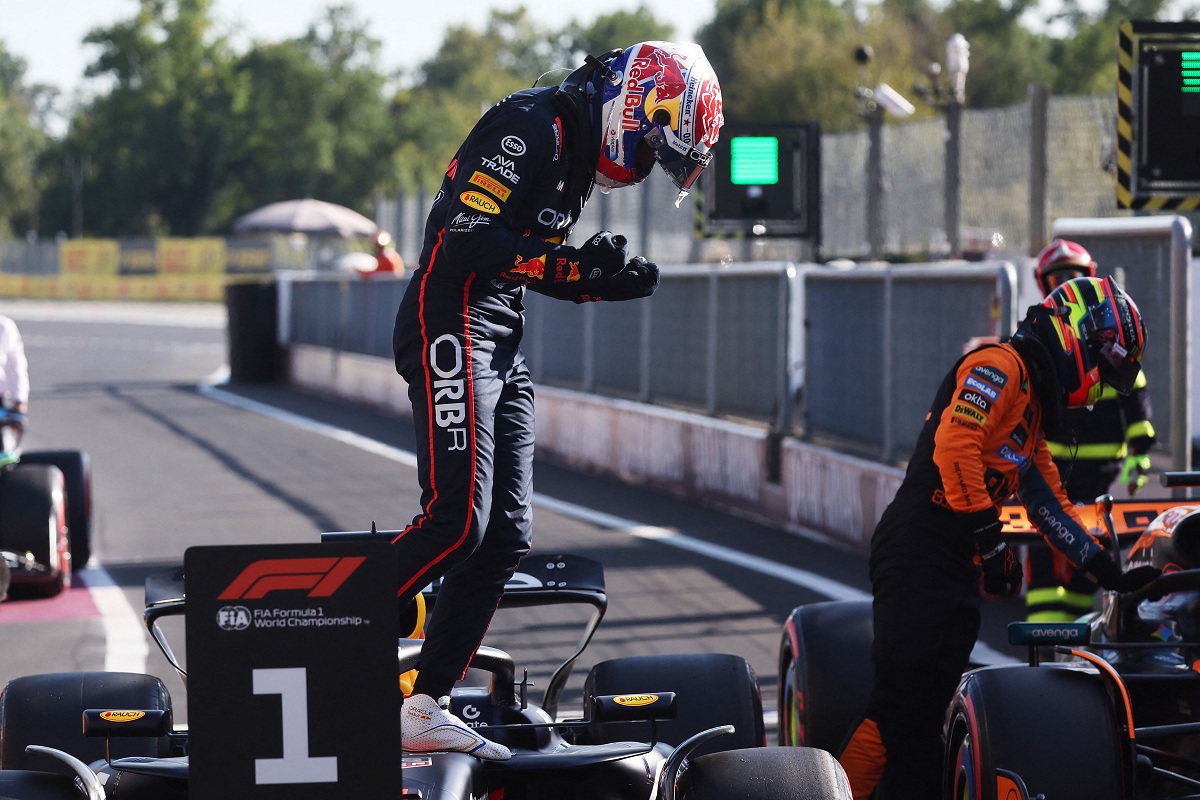 Verstappen, con los puños apretados, celebrando la pole en Monza. (Jakub Porzycki - REUTERS)