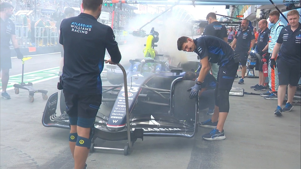 Los frenos traseros de Albon se recalentaron mientras estaba detenido en boxes. (Imagen TV / F1TV)