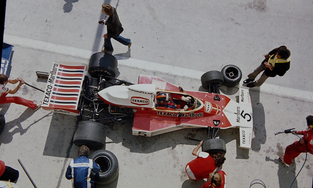 Emerson Fittipaldi en los boxes de Nivelles a bordo del M23, 1974. (Archivo / John Millar)