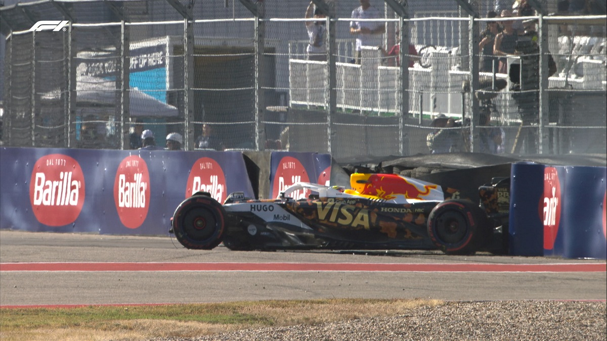Hadjar se accidentó en la curva 6 al perder el control en la salida de los mixtos. (Imagen TV / F1TV)