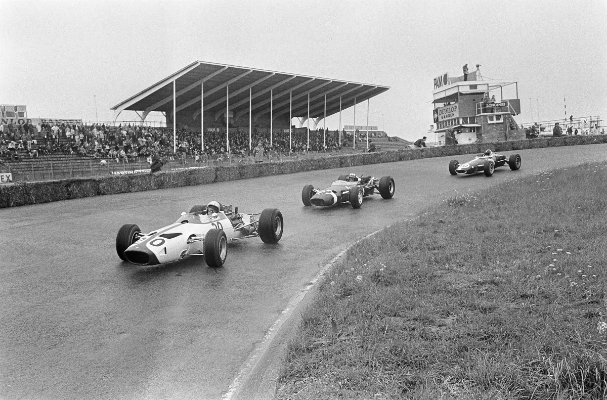 Bruce McLaren conduciendo el M2B durante los entrenamientos en Zandvoort, 1966. (Archivo / Eric Koch / Nationaal Archief / Anefo)