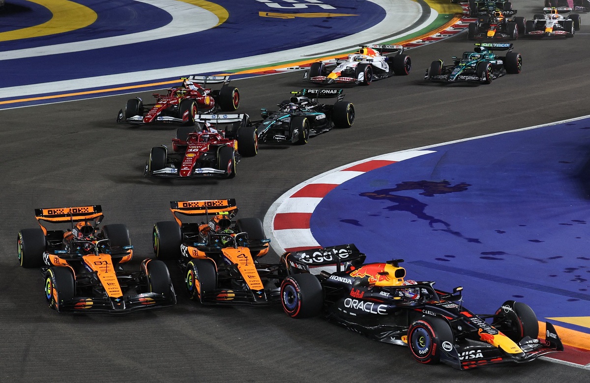 En la salida de la curva 3 Norris tocó a Verstappen y Piastri, encerrándolo al australiano. (Athit Perawongetha / REUTERS)