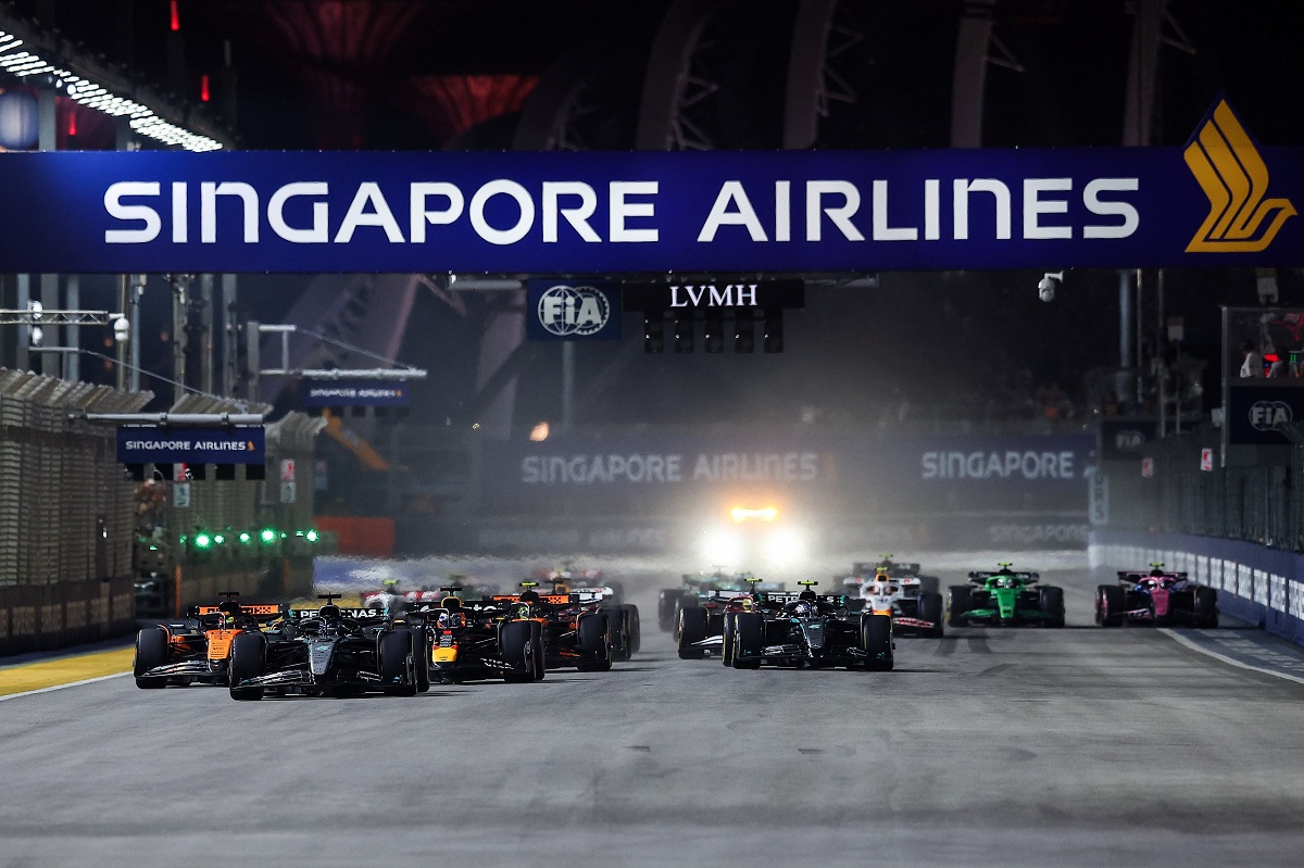 Russell gana la cuerda mientras Verstappen debe cubrirse de Piastri. (FIA)