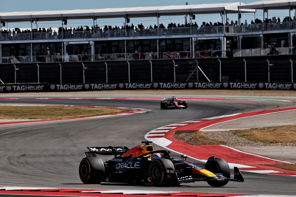 Verstappen se escapa de Leclerc en las primeras vueltas. (Anthony Rew / XPB Images)