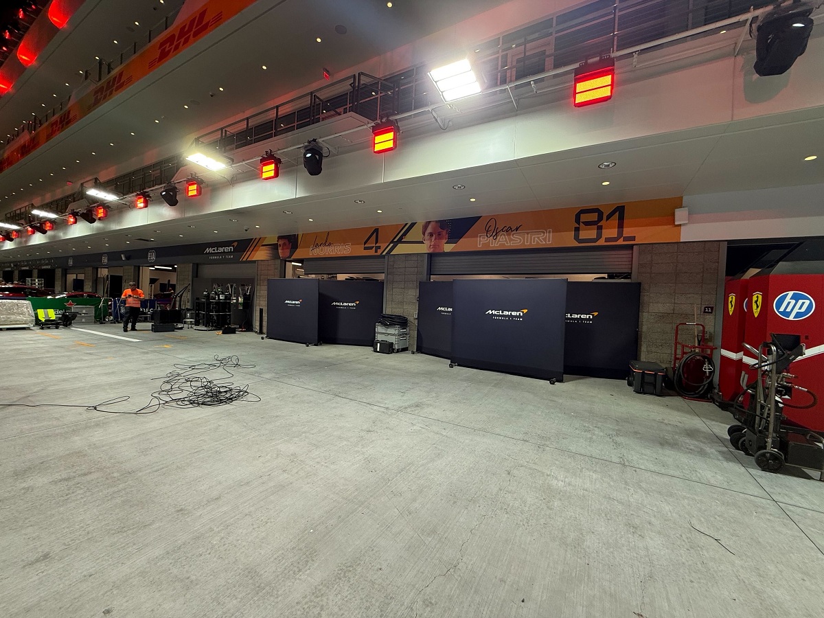 El box de McLaren se cerró de la vista del público al trascender que la FIA detectó anomalías con los coches. (Jon Noble)