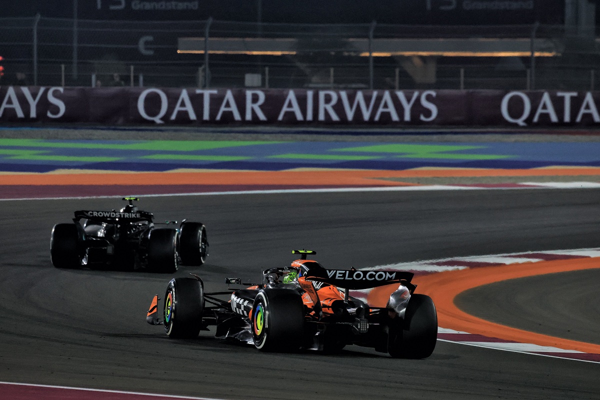 Norris luchó con Antonelli por la cuarta posición, un despiste del italiano le permitió superarlo. (James Moy / XPB Images)