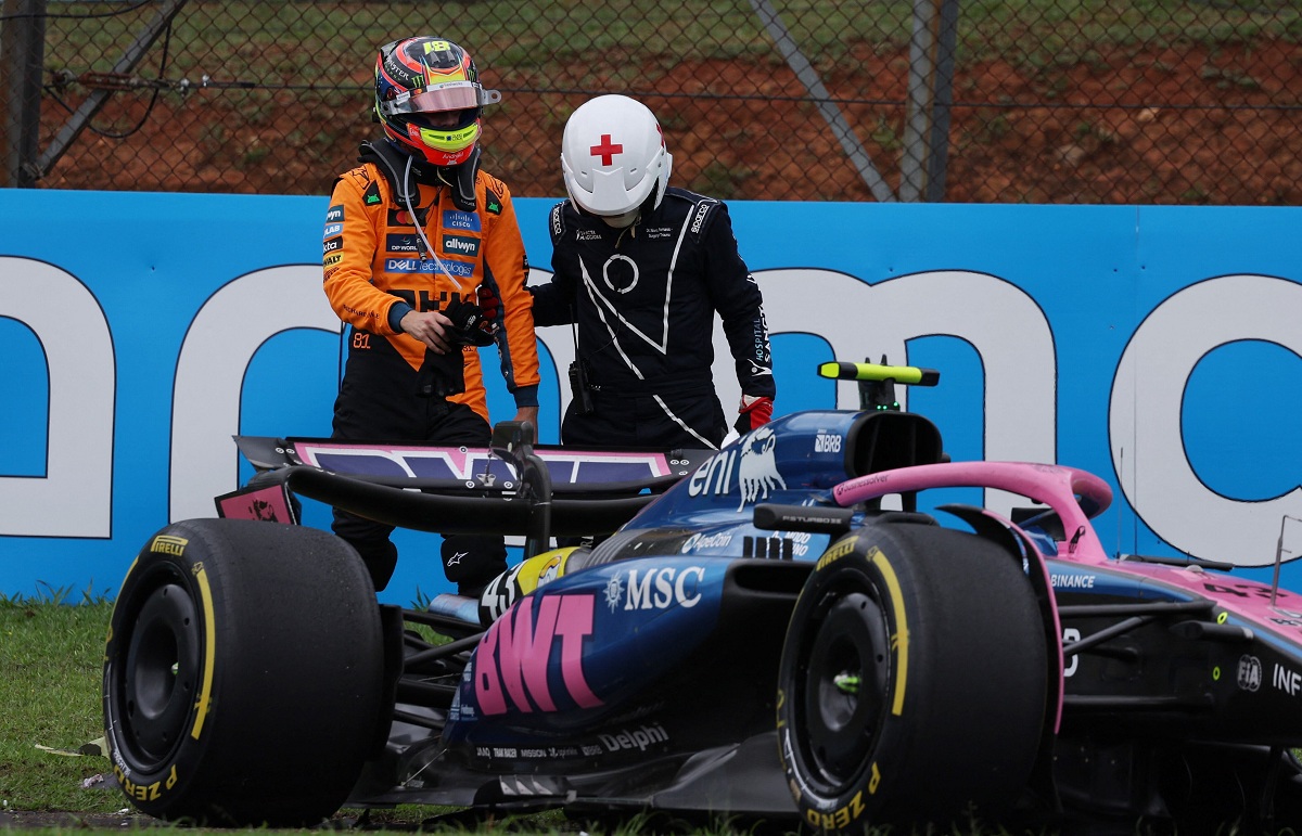 Piastri es asistido tras bajarse del auto, delante de ellos el Alpine de Colapinto que también derrapó en la curva 3. (Amanda Perobelli / REUTERS)