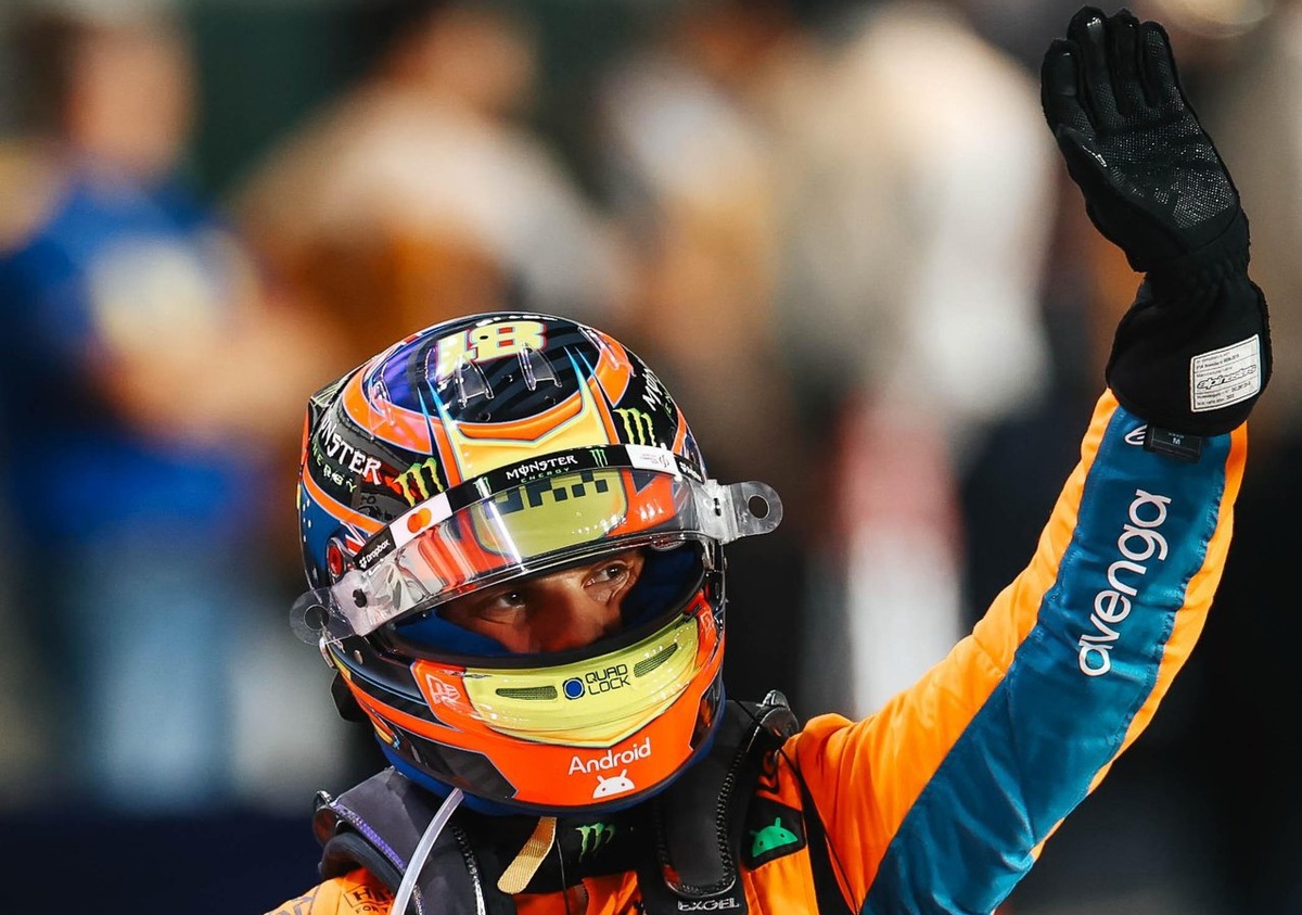 Piastri saluda al público al bajar en parque cerrado. (McLaren Racing)