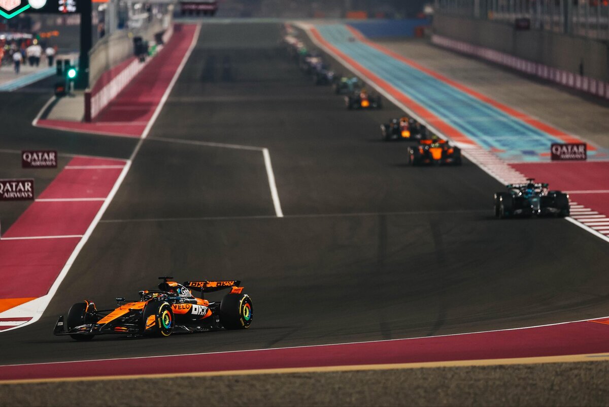 Piastri estira la ventaja sobre Russell, mientras que Norris se defendía de Verstappen. (McLaren Racing)