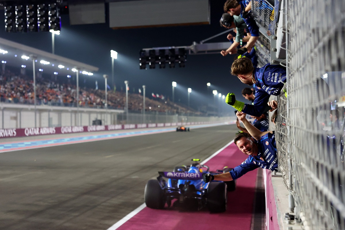 Sainz cruza la meta en tercer lugar, el segundo podio que consigue con Williams. (F1 / FOM)