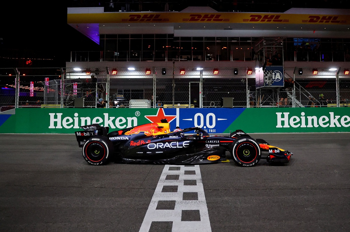 Verstappen cruza la meta en el Strip de Las Vegas. (Daniel Cole / REUTERS)