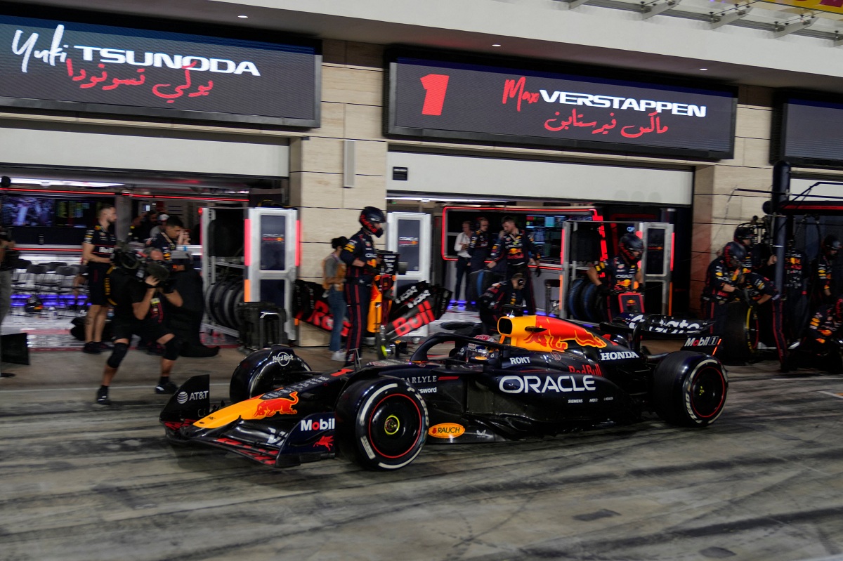 La segunda detención de Verstappen, a esa altura ya tenía asegurada la carrera. (Altaf Qadri / REUTERS)