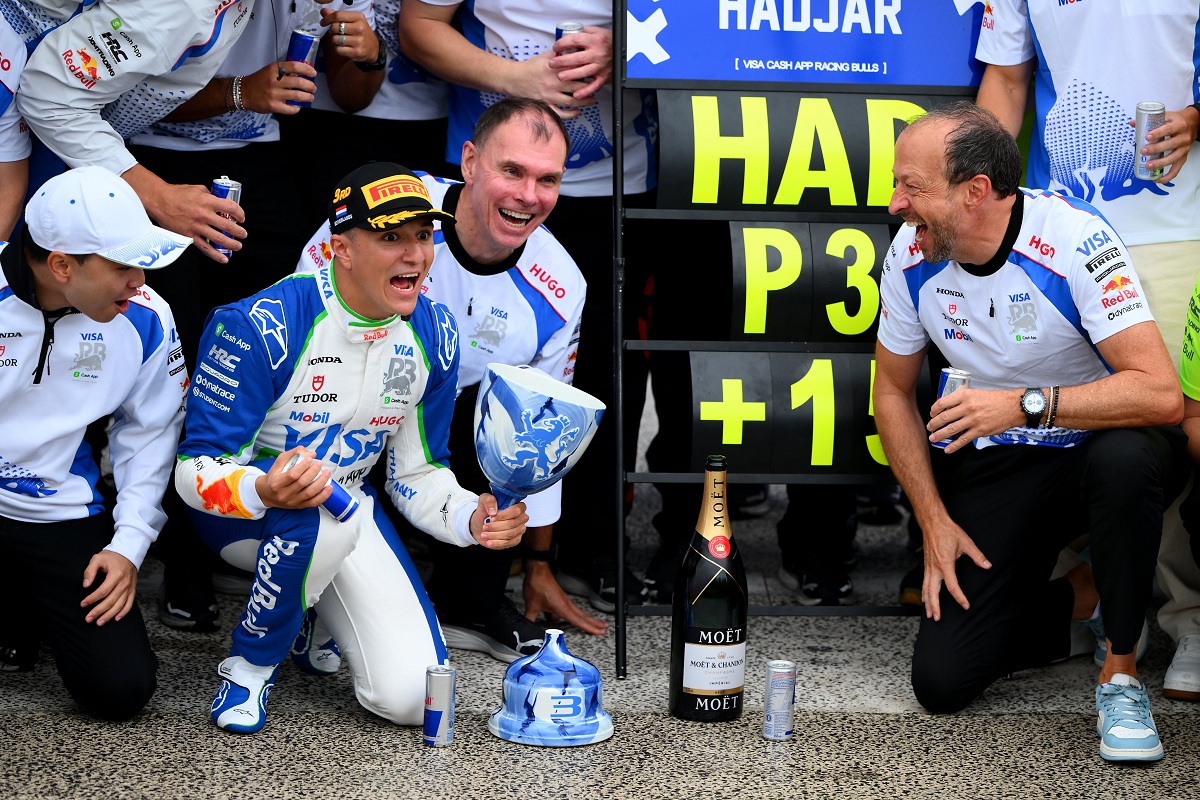 Hadjar celebra con el equipo Racing Bulls su sorpresivo podio en Zandvoort. (F1 / FOM)