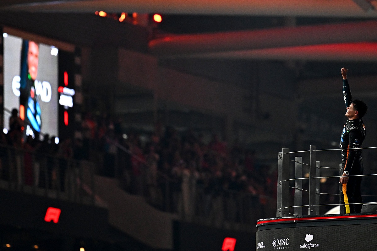 Norris, puño en alto, en el podio de Abu Dhabi. (F1 / FOM)