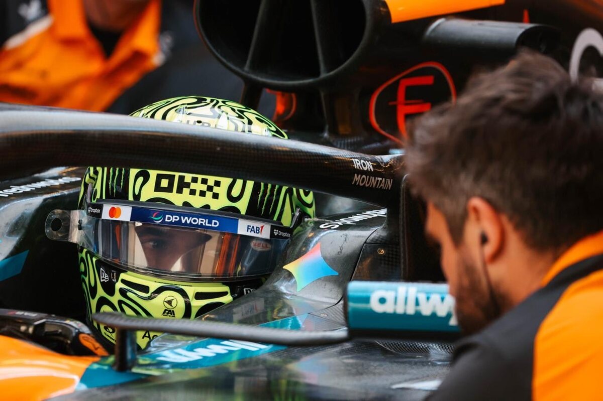 Norris recibe las últimas instrucciones antes de salir a pista. (McLaren Racing)