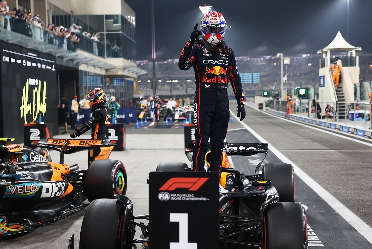 Verstappen celebra la pole en parque cerrado. (Jakub Porzycki / REUTERS)