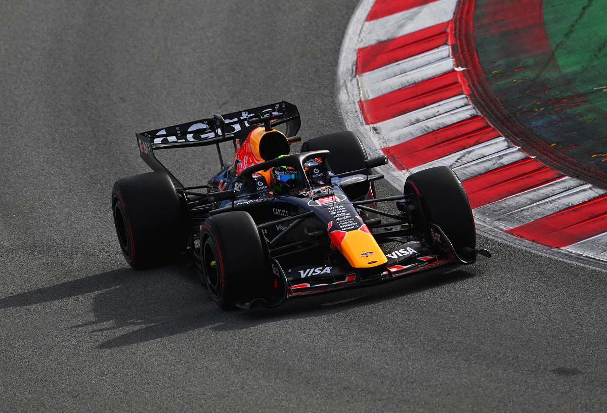 Hadjar rodando en Barcelona con RB22. (Red Bull Content Pool)