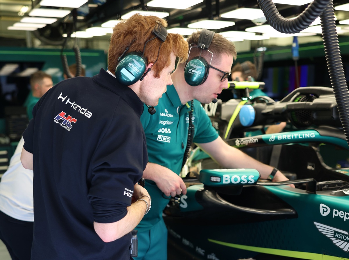 Ingenieros de Aston Martin y Honda revisan el coche de Alonso que reportó fallas antes de salir a pista. (Honda Racing Conpetition)